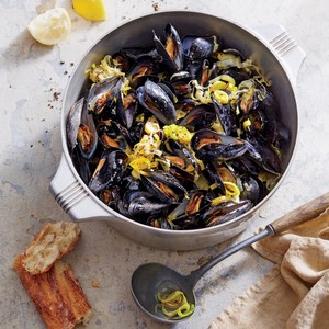 Mussels with white wine and leeks