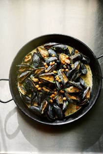 Mussels with yoghurt, dill and crispy chickpeas