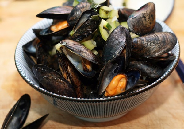 Mussels with zucchini and basil