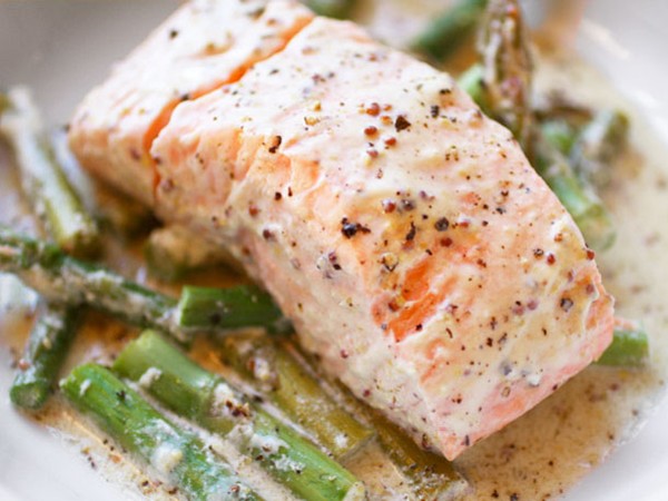 Mustardy salmon in a packet with asparagus