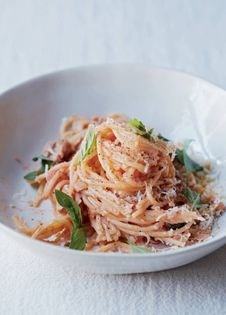 My father's Sunday spaghetti with tuna fish sauce (Spaghetti med tunfiskesovs)