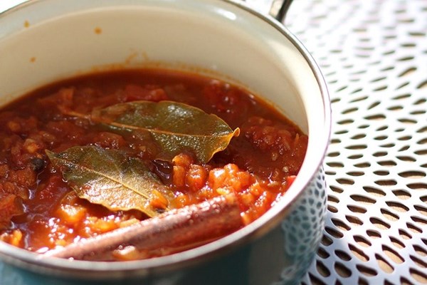 My secret classic cinnamon-tomato sauce (Y mystiki mou saltsa tomatas me kanella)