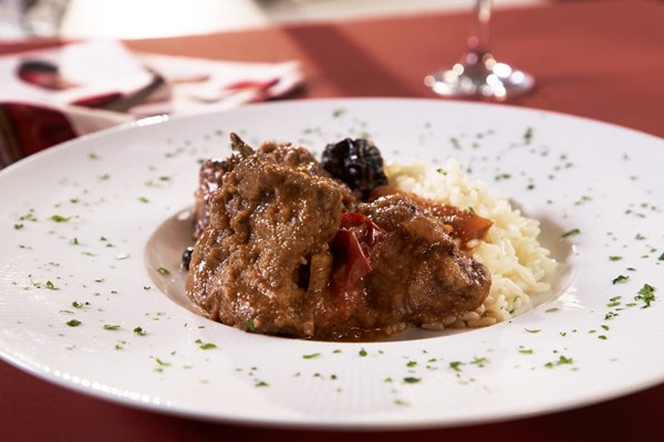 My son's favorite beef stew (To agapimeno kokinisto tou yiou mou)