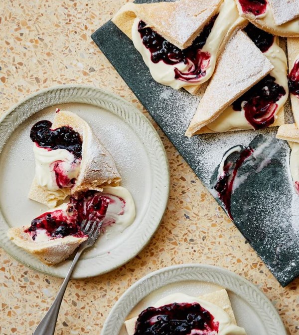 Napkin cakes with jam & white chocolate cream