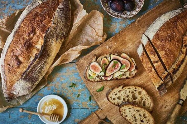 Naturally leavened sourdough bread