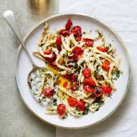Neapolitan fusilli with fresh tomato sauce