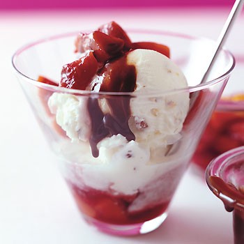 Nectarine-red wine sauce