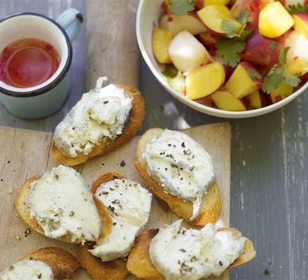 Nectarine salad with cheese toasts