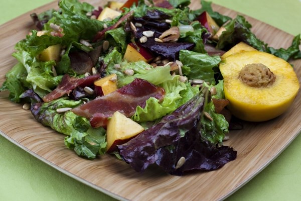 Nectarine salad with warm bacon and nectarine dressing