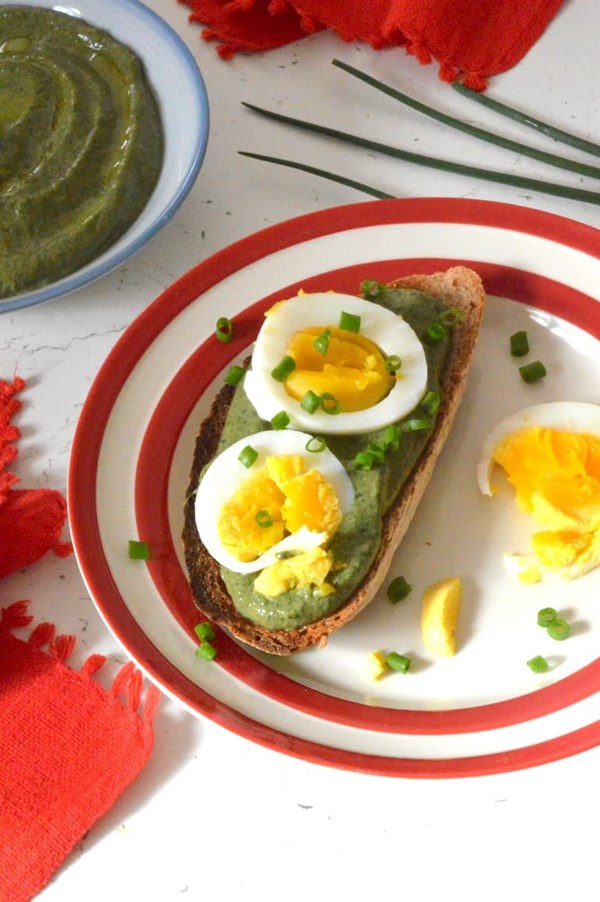 Nettle dip with cream cheese and avocado