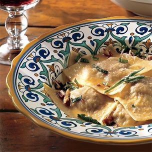 Nettle ravioli with butter and sage (Ravioli all'ortica con burro e salvia)