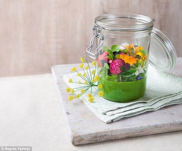Nettle soup with flowers