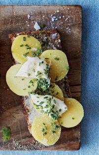 New potato and chive open sandwiches (Kartoffelmad smørrebrød)
