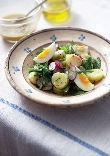 New potato salad with hard-boiled eggs and sherry vinaigrette (Salade de pommes de terre nouvelles aux oeufs durs et vinaigrette au Xérès)