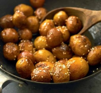New potatoes with roasted sesame seeds (Haetgamja jorim)