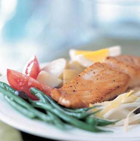Niçoise salad with salmon