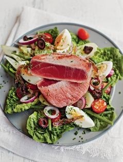 Niçoise salad with seared tuna (Salade Niçoise, thon frais)