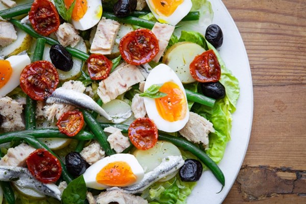 Niçoise salad with tuna and semi-dried piccolo cherry tomatoes