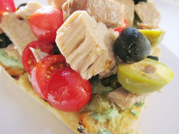 Niçoise toasts with fresh tuna and tomatoes