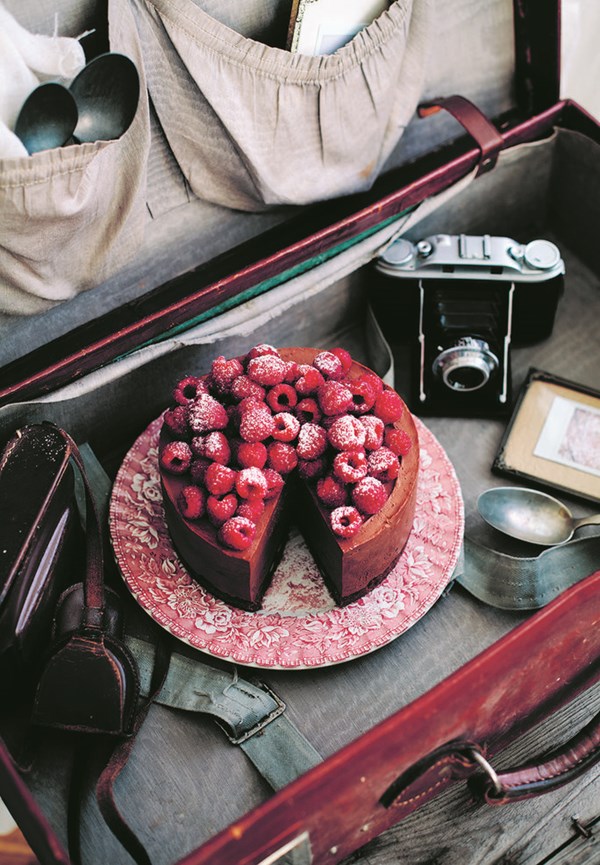 No-bake cheesecake with chocolate and raspberries