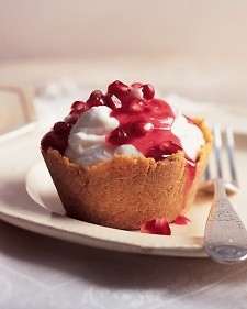 No-bake cheesecakes with pomegranate