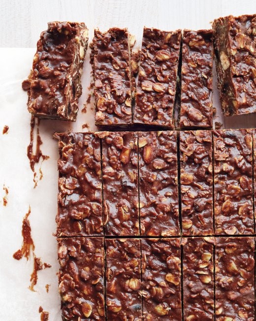 No-bake chocolate almond oat bars