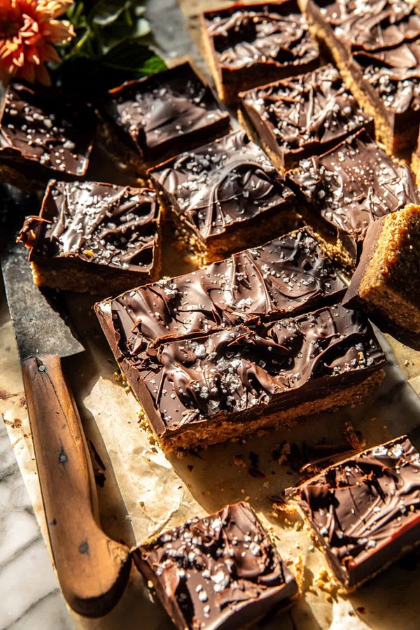 No-bake dark chocolate oatmeal cookie bars