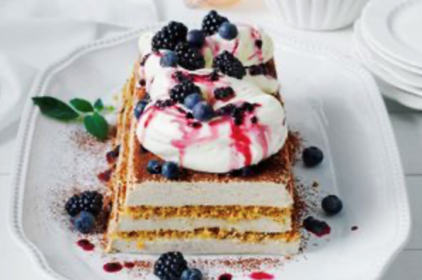 No-bake gingerbread and blackberry cream cake