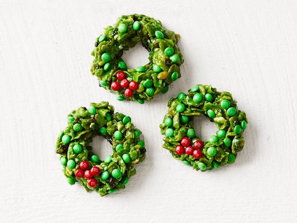No-bake M&M’s wreaths 