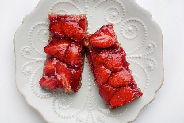 No-bake oat bars with strawberries