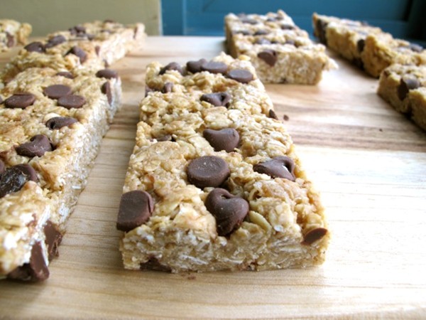 No-bake super chewy chocolate chip peanut butter oat bars
