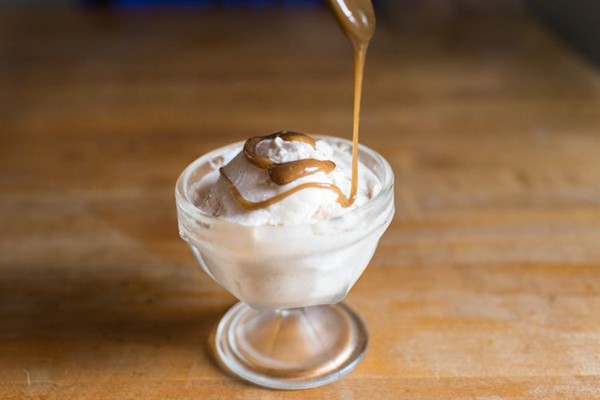 No-churn coffee-cinnamon ice cream with caramel sauce