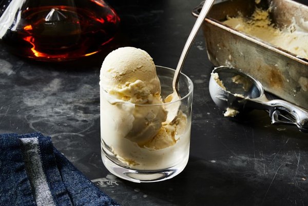 No-churn ice cream with vanilla bean & Scotch 