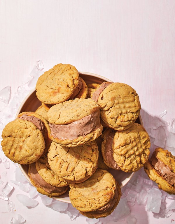 No churn peanut butter & chocolate ice cream sandwiches