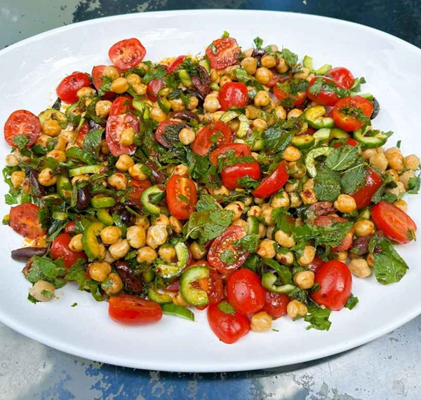 No-cook salad with tomatoes, chickpeas and rose harissa