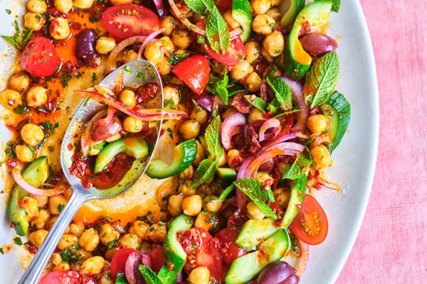 No-cook salad with tomatoes, chickpeas and rose harissa