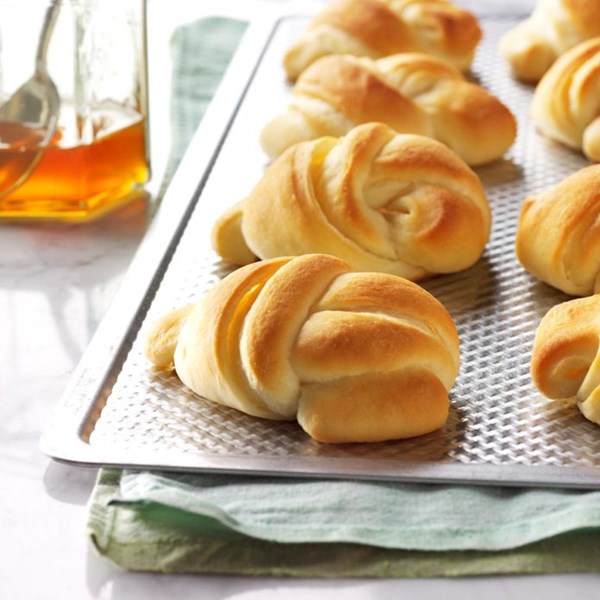 No-knead knot rolls