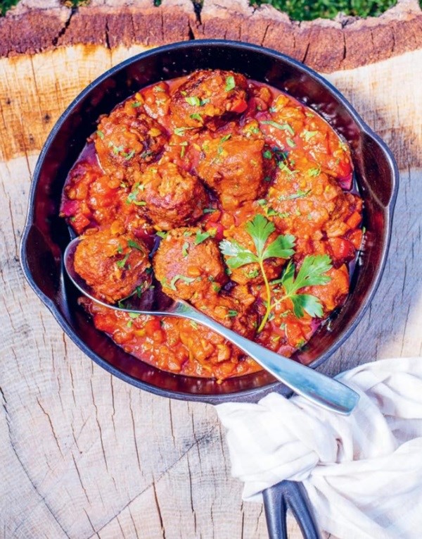 No-meat meatballs stewed in sofrito (Albóndigas guisadas)