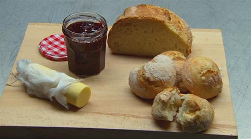 No prove bread with butter and raspberry jam