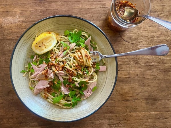 No-salt lemon-chili spaghetti with tuna and tons of herbs