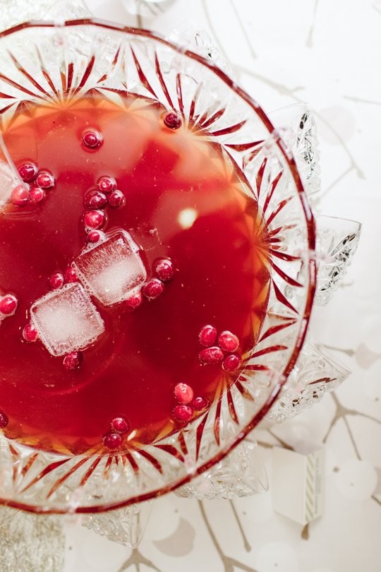 Non-alcoholic festive cranberry fizz