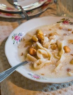 Noodle and yogurt soup (Tutmaji)
