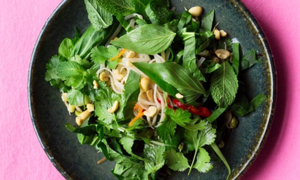 Noodle salad with sprouted beans and peanuts