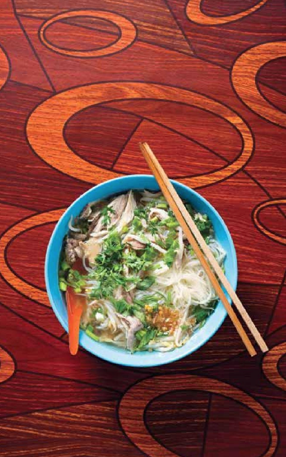 Noodle soup with chicken (Kuaytiaw naam kai)