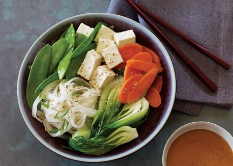 Noodles and vegetables with sesame dipping sauce