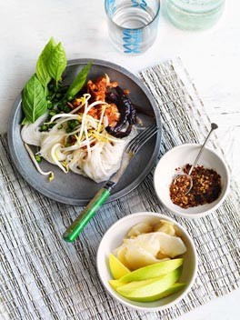 Noodles with fish curry and shredded chicken (Kanom jeen nahm yaa gai)
