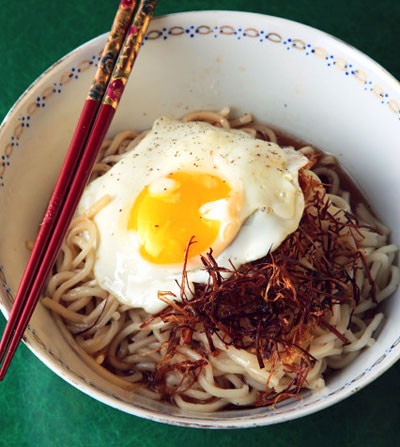 Noodles with fried scallions (Cong you ban mian)