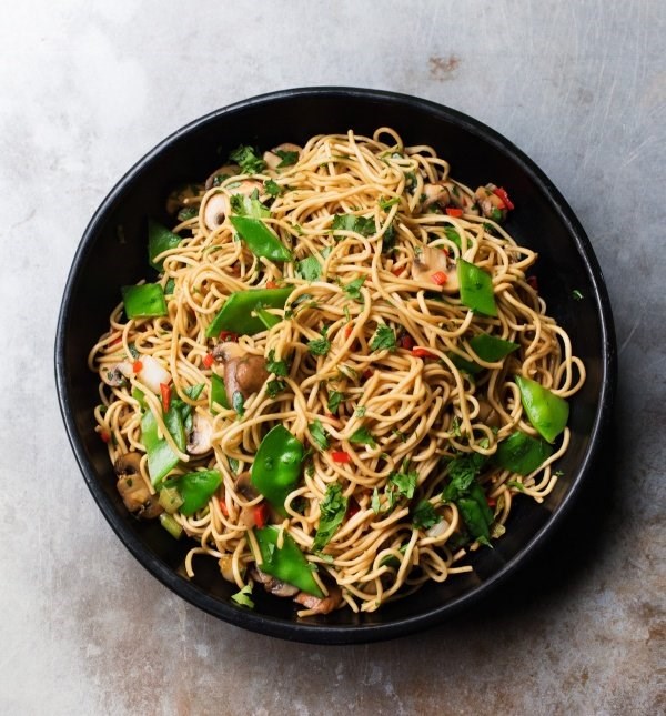 Noodles with mushrooms and mangetouts