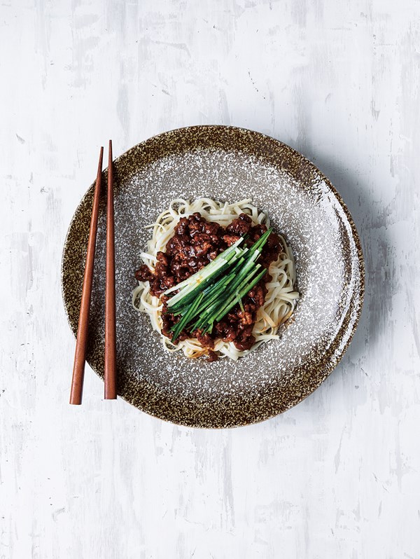 Noodles with spicy brown sauce
