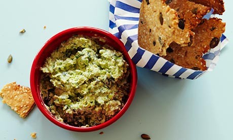 Nordic crispbread with green pea dip